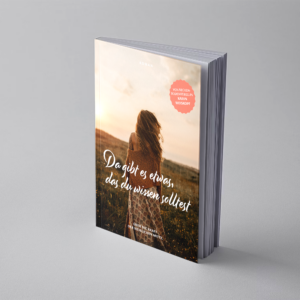 Buchcover mit Frau die über eine Wiese Richtung Sonnenuntergang geht. Ihr Haar weht im Wind und sie trägt eine Strickweste.