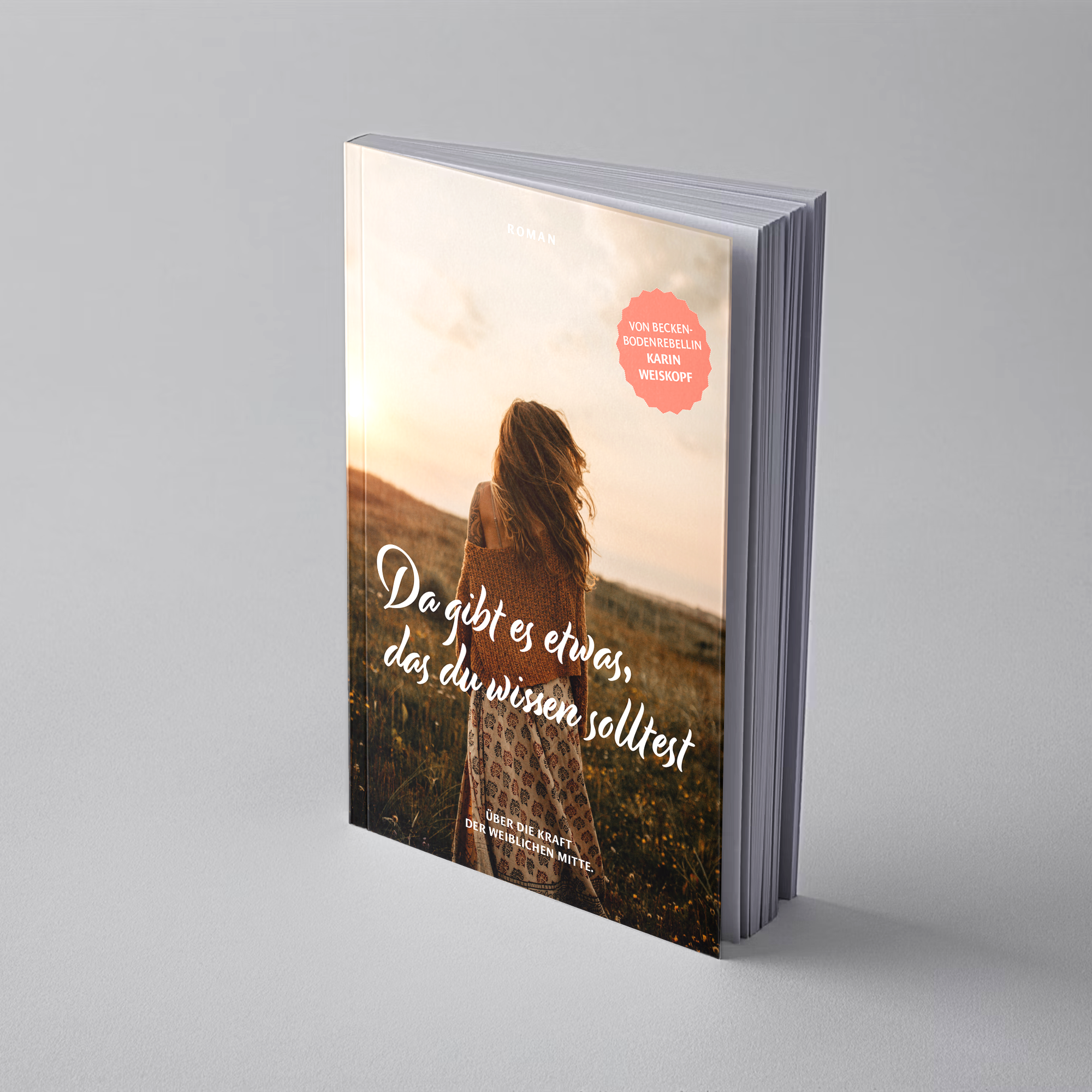 Buchcover mit Frau die über eine Wiese Richtung Sonnenuntergang geht. Ihr Haar weht im Wind und sie trägt eine Strickweste.